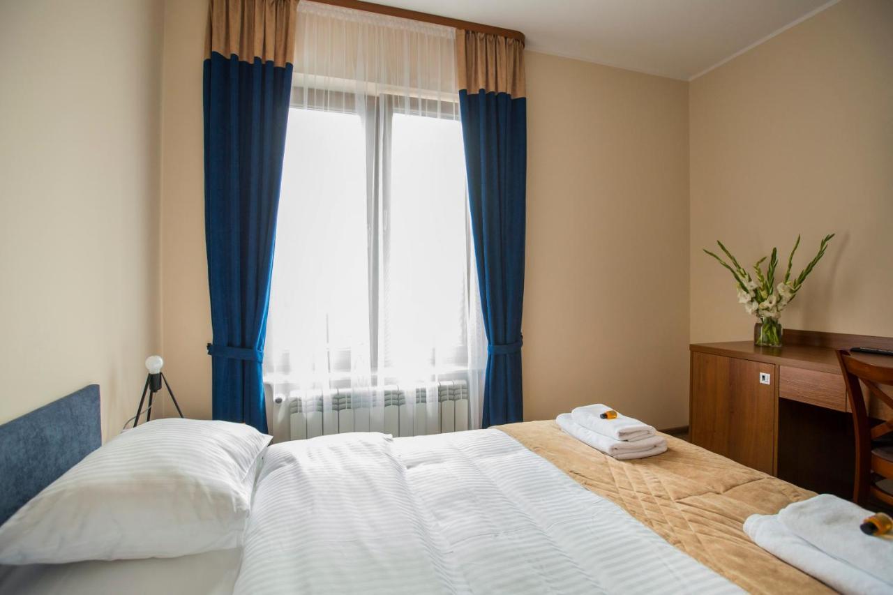 Gosciniec Ceglane Katy Hotel Dwikozy Exterior foto